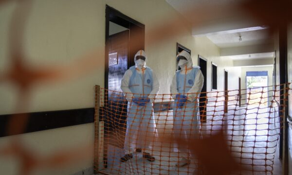 Ebola mata quase 1.500 pessoas na RDC e OMS mantém alerta global