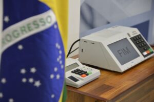 PT aciona TSE contra Flávio Bolsonaro sobre urnas eletrônicas