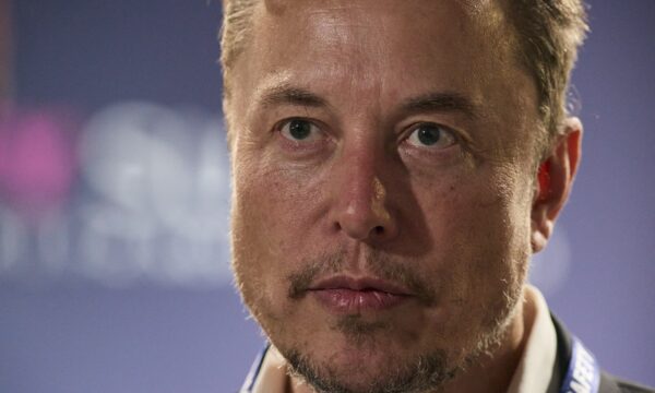 Musk lança cartão de débito do X, antigo Twitter, apenas para ‘convida