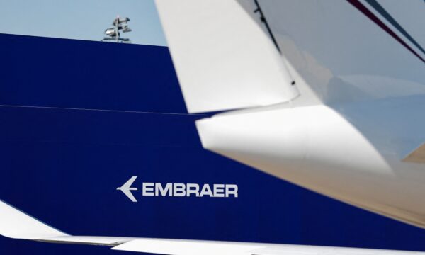 Embraer (EMBJ3) lança jato leve Phenom 300EV, com entregas previstas para 2028
