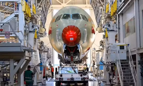 Avião da Qantas completa o maior voo comercial da história após mais d