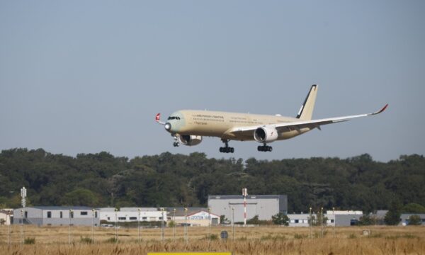 Avião de rota mais longa do mundo bate recorde com voo direto de 24 horas