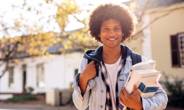 Pesquisa, empreendedorismo ou estágio: o que abre mais portas aos 25?