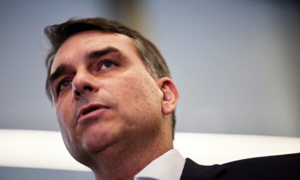 O que Flávio Bolsonaro não explicou sobre os R$ 500 mil que recebeu de empresa ligada ao Banco Master