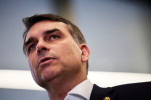 Flávio Bolsonaro recebeu R$ 500 mil de diretor de empresa do esquema d
