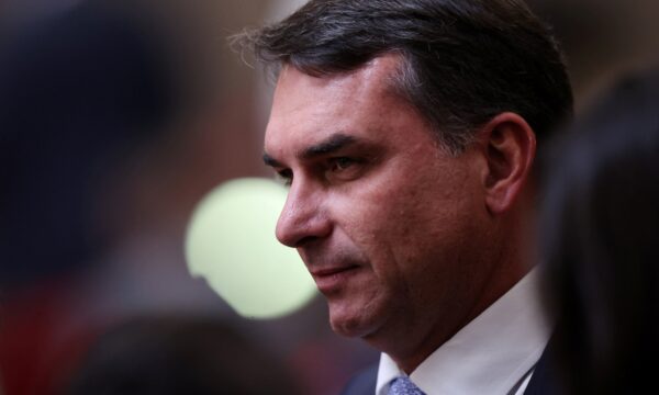 Flávio Bolsonaro diz que é perseguido por representar uma ‘ameaça ao s