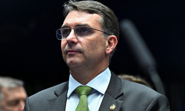 Moraes quer só ‘desculpinha’ para tirar meu pai da domiciliar, diz Flávio Bolsonaro