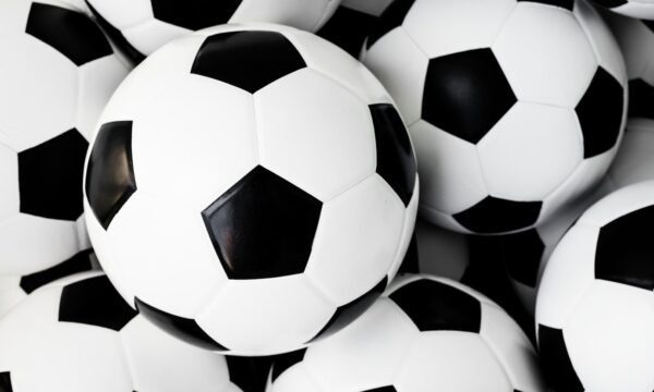 Por que a bola de futebol tem esse formato? A resposta está na matemática