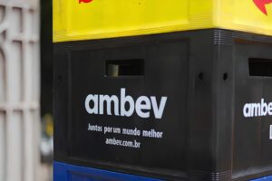 Alta do lucro não convenceu? Ações da Ambev (ABEV3) caem após 2T26; ve
