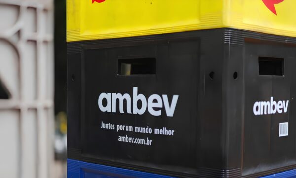 Alta do lucro não convenceu? Ações da Ambev (ABEV3) caem após 2T26; veja o que dizem analistas
