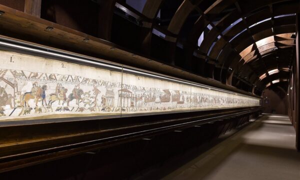 Como uma tapeçaria de 1000 anos pautou a alta-costura e agora retorna