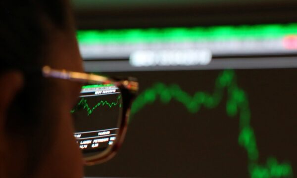 Ibovespa ignora tarifaço e sobe forte com Vale e WEG