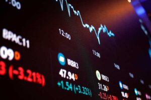 Mercado em tempo real: Ibovespa segue decisão de juros do BCE e dados