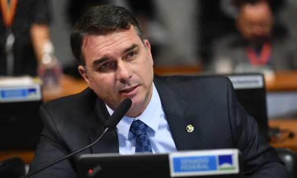 Flávio Bolsonaro aposta em lives para fortalecer campanha e base bolsonarista