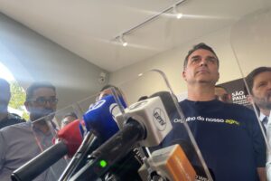 Flávio diz confiar no sistema eleitoral, mas não explica informação fa