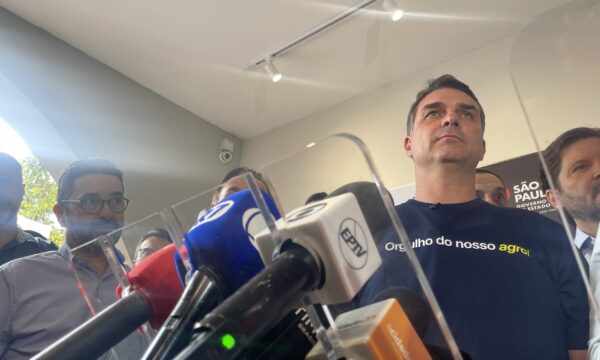 Flávio diz confiar no sistema eleitoral, mas não explica informação falsa dada à embaixadores
