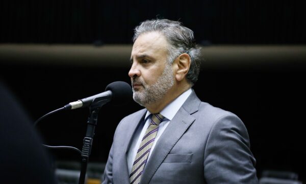 Aécio Neves desiste, e PSDB diz que não terá candidato à Presidência da República