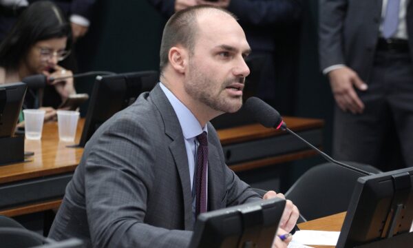 PF pede ao Ministério da Justiça demissão de Eduardo Bolsonaro da corp