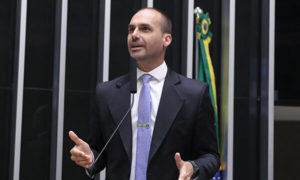 Eduardo Bolsonaro recebe green card do governo Trump, diz jornal