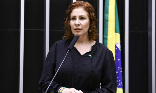 ‘Bancada Zambelli’ terá mãe, irmão e advogado da ex-deputada como cand