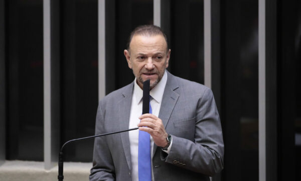 Milei não pode ‘atacar as instituições brasileiras’, diz presidente do PT a jornal argentino