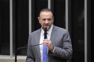 Flávio Bolsonaro prova que tem mesma cultura golpista de Jair Bolsonar