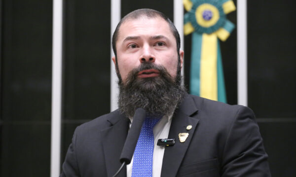 Justiça condena deputado do PL a indenizar PT por associar partido ao