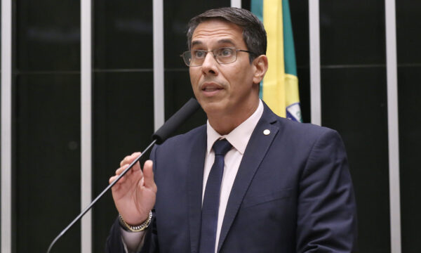 Pix ou dinheiro? Projeto quer proibir preços diferentes em postos de c