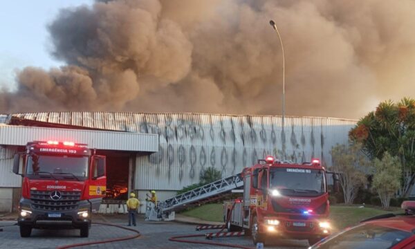 Incêndio de grandes proporções atinge fábrica da dona da Colcci em San