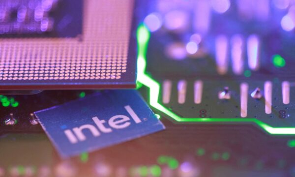 Intel faz previsão acima do esperado e ações disparam