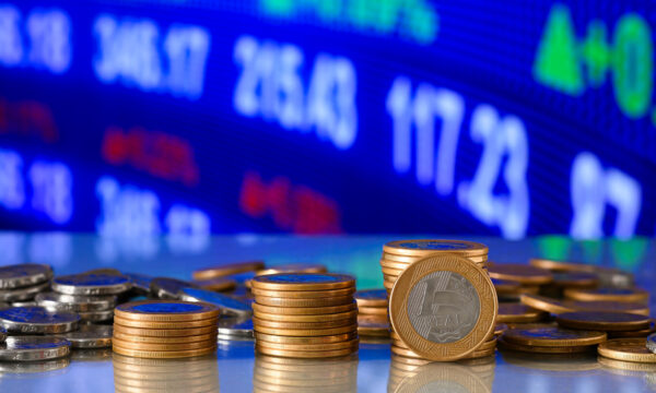 Após alta da Bolsa, o que esperar de agosto? Analista da Empiricus aponta os principais riscos e oportunidades