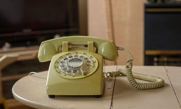 Falamos depois: rede de telefonia fixa analógica é desligada depois de