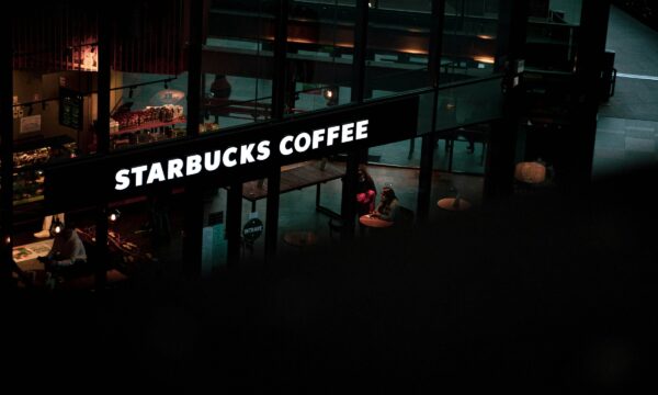 O que o fracasso da IA no Starbucks revela sobre a adoção em larga escala e o que aprender com isso
