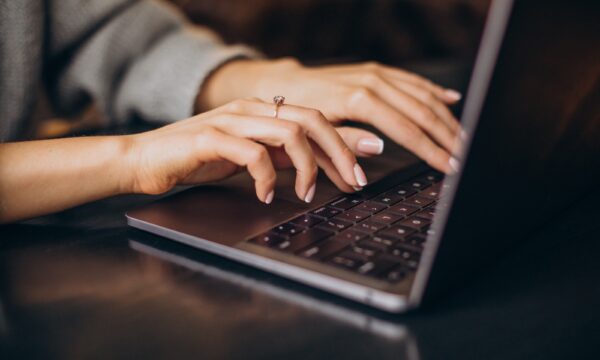 Prompt injection: entenda o 'código secreto' que professor usou para flagrar uso de IA em trabalho