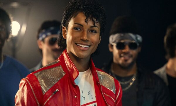 Rei do pop e das cinebiografias: filme sobre Michael Jackson supera US$ 1 bilhão em bilheteria global e faz história no gênero
