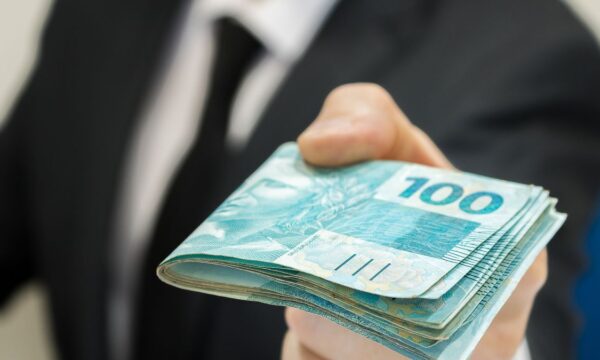 Homens tendem a usar ofertas de emprego para conseguir aumentos salari