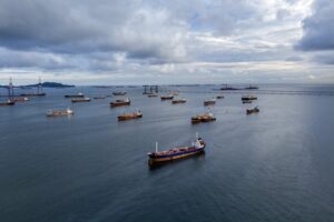 Petróleo despenca 5% após EUA e Irã suspenderem ataques no Estreito de