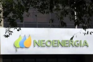 Neoenergia (NEOE3) lucra R$ 900 milhões no 2º trimestre, queda de 45%