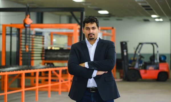 Ele vai faturar R$ 100 milhões transformando o tubo da pasta de dente