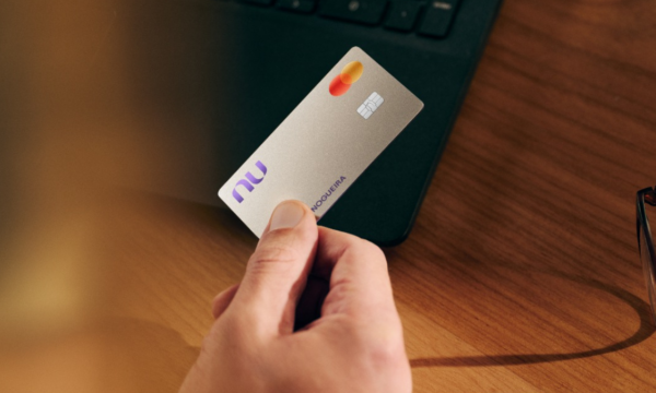 Nubank lança cartão com cashback em dólar e caixinha turbo 120% do CDI; veja quem tem direito e os benefícios