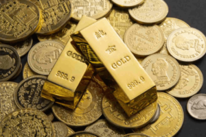Ouro ganha força e sobe 1% com leitura de Fed mais ‘tolerante’ a infla