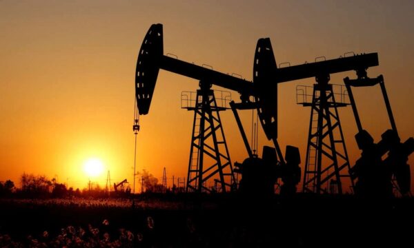 Petróleo opera em queda nesta sexta, mesmo com riscos persistentes na