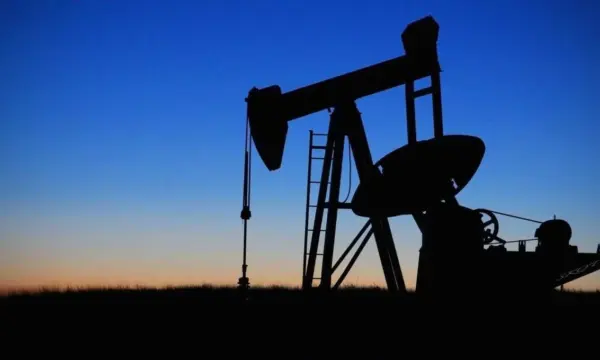 Petróleo avança cerca de 16% na semana com intensificação do conflito