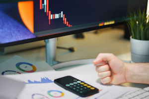 Trading atrai público pelo acesso fácil, mas exige conhecimentos espec