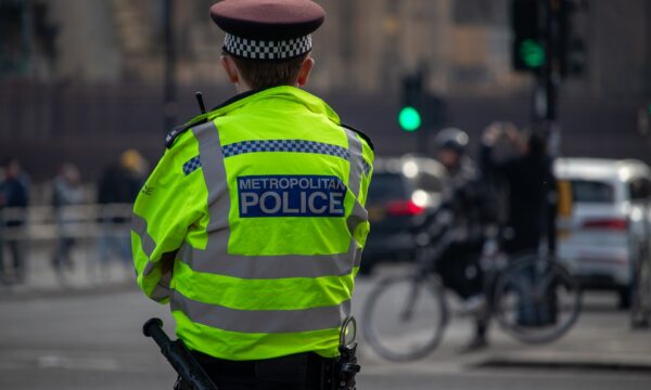 Reino Unido condena quadrilha que roubou £ 4 milhões em criptomoedas se passando por policiais