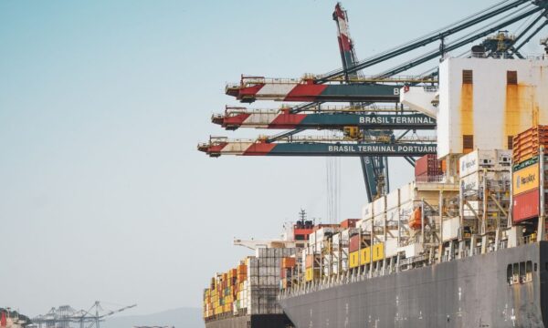 Navio porta-contêineres reabastece com etanol no Brasil pela primeira