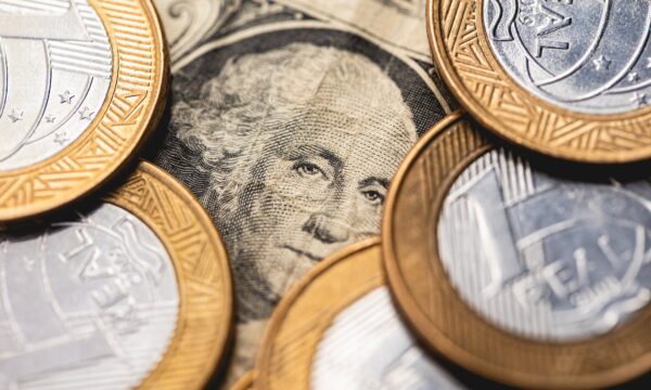 Vale a pena comprar dólar agora? Entenda por que a moeda voltou a subi