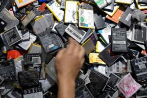 Campanha de reciclagem de baterias na Índia enfrenta barreiras logísticas e de custos