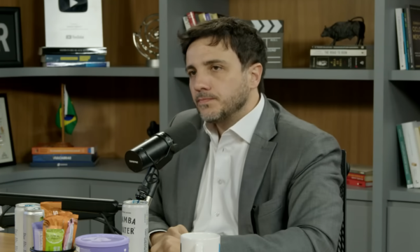 Renan Santos chama Flávio Bolsonaro de ‘criminoso’ e diz que senador ‘está em Brasília para fazer negócios’