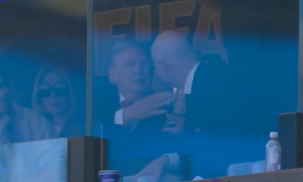 Trump toca na taça da Copa e gera polêmica; entenda quem tem essa perm